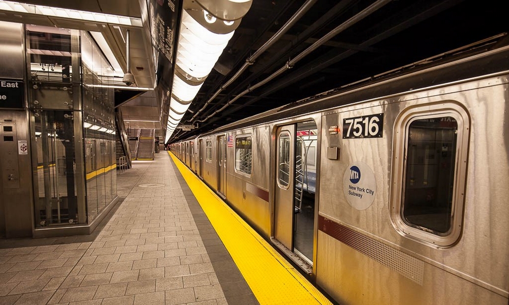 ¡Degenerado! Hombre orinó a una mujer asiática en el metro de Nueva York