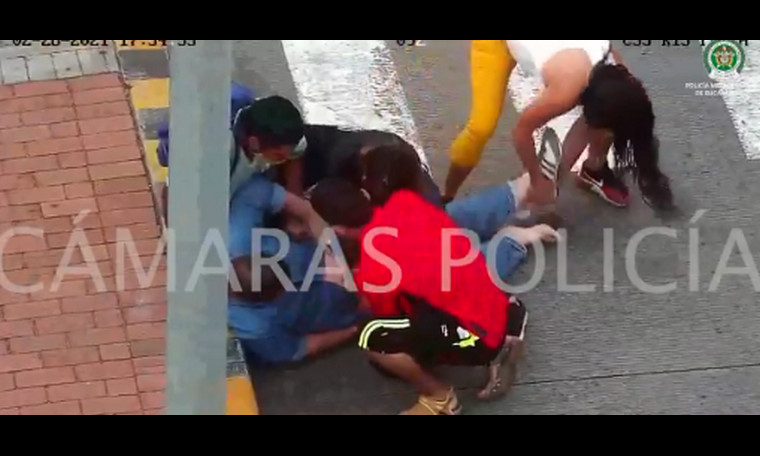 Ladrones tumban al piso a su victima y se le llevan hasta las medias