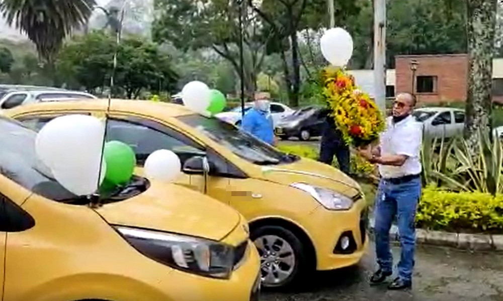 Video: Gremio de taxistas de Medellín se unieron al homenaje del Policía antioqueño asesinado en Bogotá