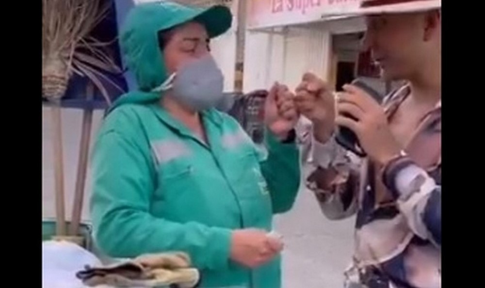 VIDEO: “Cuente por favor”: Youtuber le regaló dinero a mujer que barre las calles los domingos y esta fue su reacción 1 Youtuber