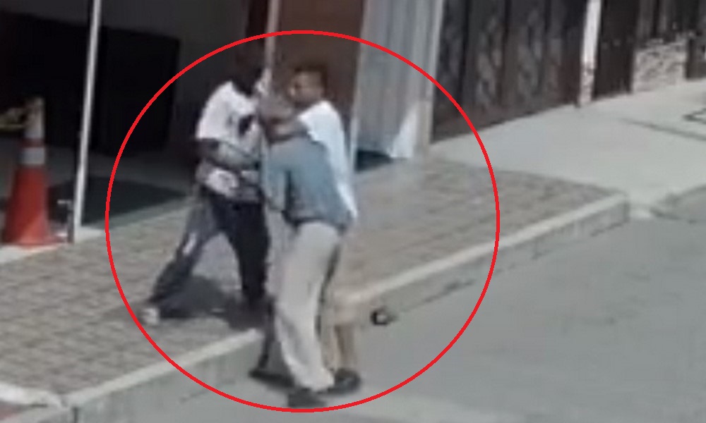 VIDEO: ¡Descarados! Abuelito iba pasando la calle cuando ladrones lo cogieron del cuello y se le llevaron la platica