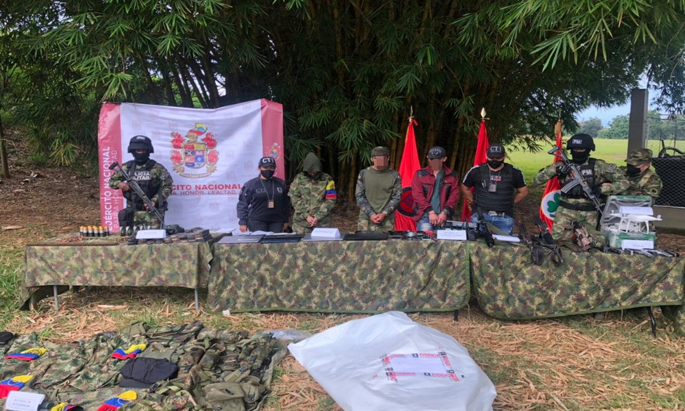 la cárcel dos hombres y una mujer, estarían guardando armas, prendas militares y hasta un dron a presuntos disidentes