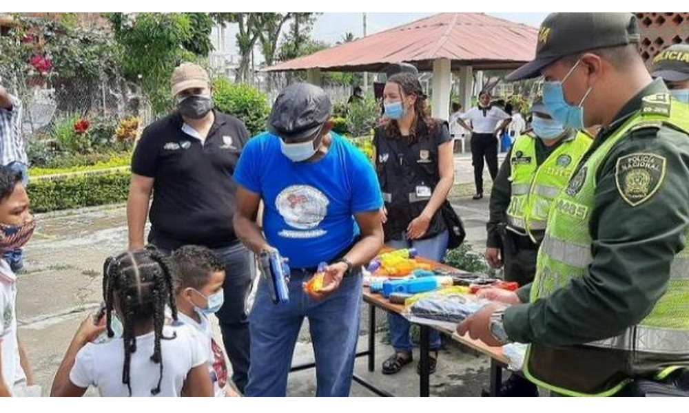 ¡Tan bueno! En Cali cambiaron 'pistolitas' de juguete por kits escolares 1 En Cali cambiaron 'pistolitas' de juguete por kits escolares