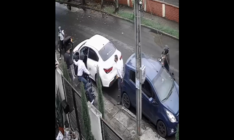 EN VIDEO: ¡Qué rabia! Vea cómo hombres armados atracaron a unos ciudadanos que estacionaban un carro 1 atraco