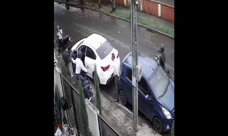 EN VIDEO: ¡Qué rabia! Vea cómo hombres armados atracaron a unos ciudadanos que estacionaban un carro