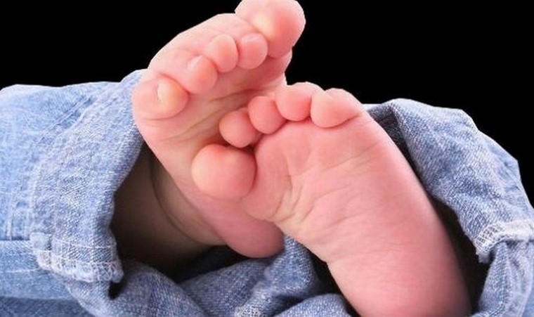 ¡Todo un héroe! Dejaron a un bebé abandonado en autopista y hombre se bajó del carro para ayudarlo