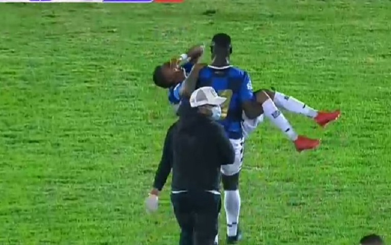 En el estadio del Boyacá Chicó ni camilla hubo para sacar a un jugador golpeado