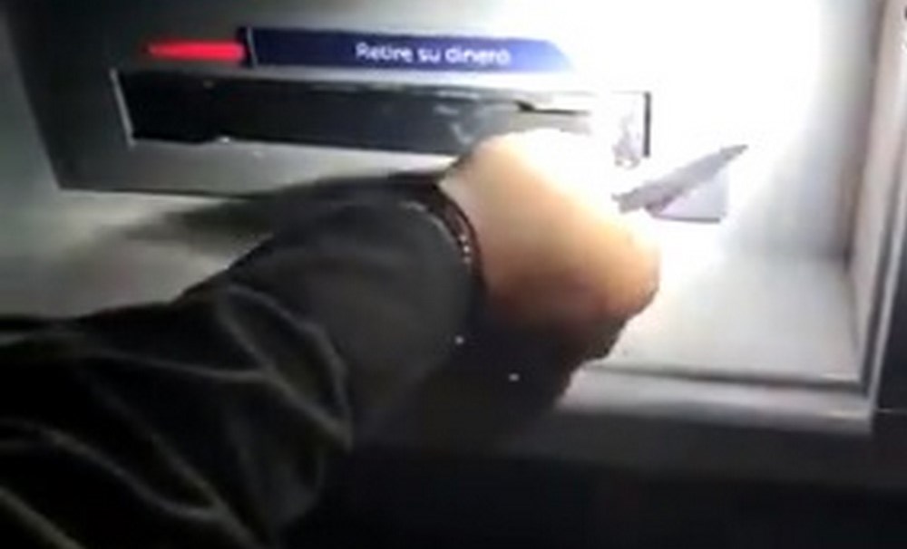 Video: ¡Ojo al sacar la 'platica'! delincuentes instalan dispositivos para bloquear los cajeros automáticos 1 cajero-robo