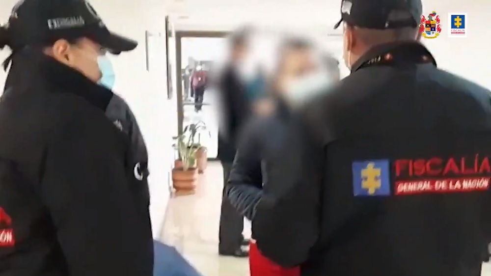 Capturan a funcionaria de la Secretaría de Salud de Bogotá por redireccionar contratos millonarios para su esposo