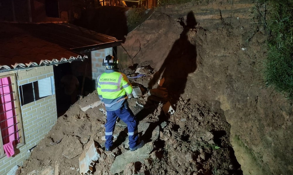 En la Estrella un niño resultó lesionado tras caer el muro de su vivienda derribado por un deslizamiento de tierra