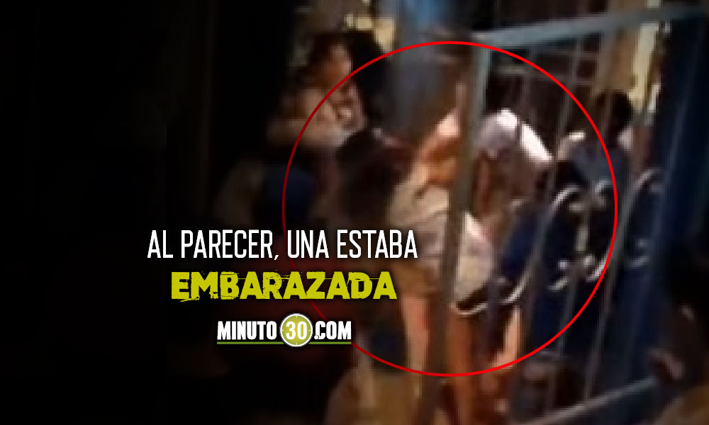 VIDEO: "Qué gaminería": Le dicen a tres mujeres que se agarraron en Medellín, al parecer, por dos mil pesos 1 Mujeres pelean en Medellín por 2 mil pesos