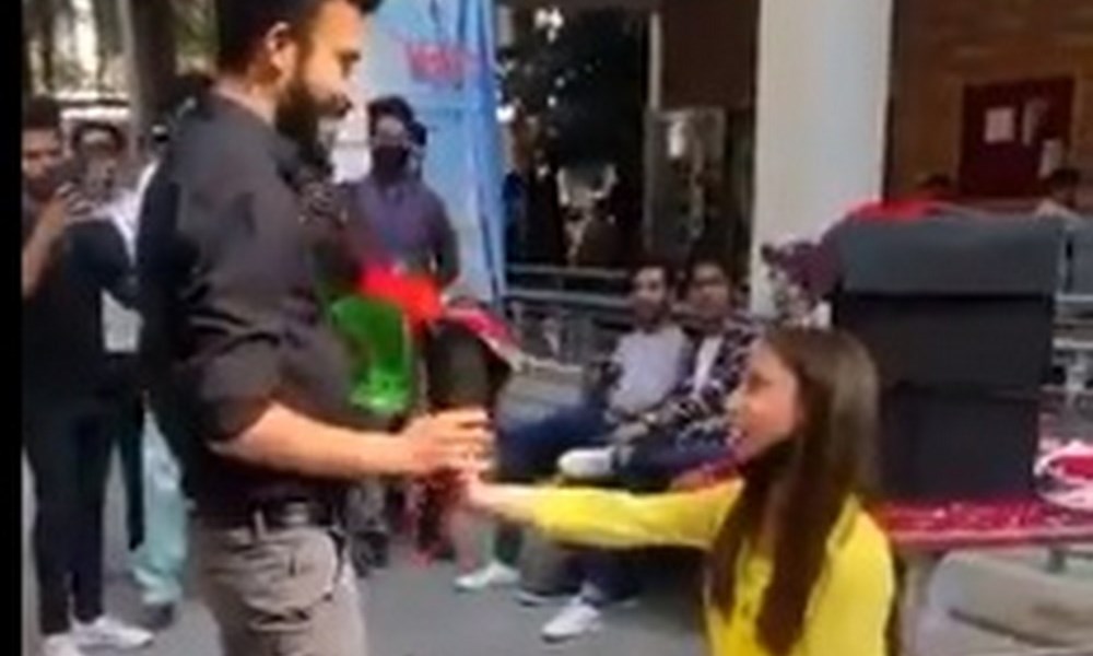 VIDEO. Expulsaron a estudiantes tras proponer matrimonio en las instalaciones de una universidad