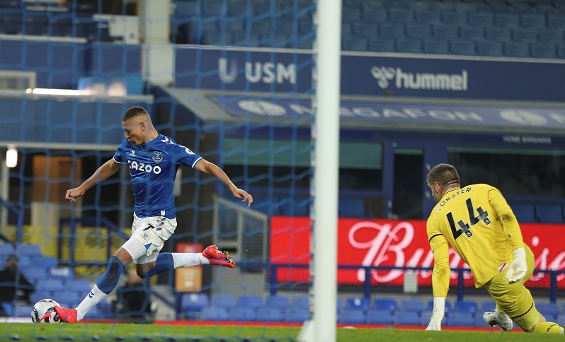 El Everton rompe su mala racha en casa y mira de cerca a la Liga de Campeones