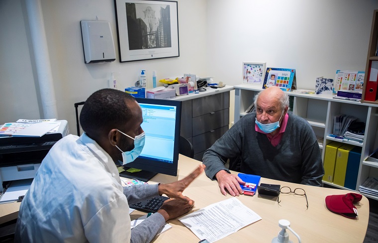 Francia utilizará la vacuna de AstraZeneca para personas de 65 años