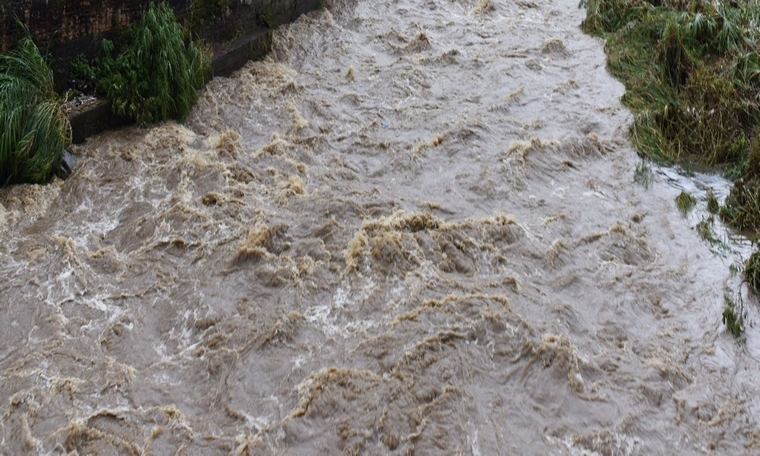 ¡Que triste! Hombre que cayó a turbulento río tuvo que soltar a su bebé de un mes para no ahogarse 1 hombre