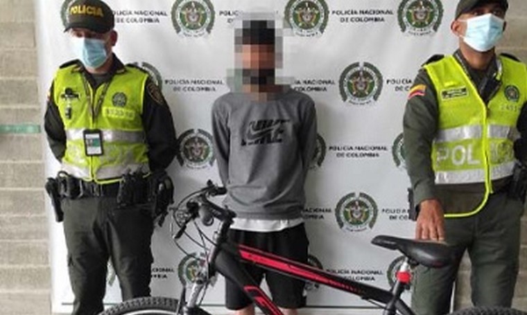 ¡Qué 'avispa'! Lo pillaron robando una bicicleta con una tenaza por el Olaya Herrera, pero lo cogieron 1 Capturaron a hombre hurtando bicicleta en Medellín