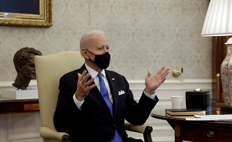 Biden tacha de "pensamiento neandertal" levantar la orden de llevar mascarilla