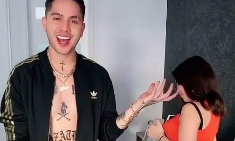 VIDEO. Es criticado en redes sociales por tomar leche materna de Kimberly Loaiza