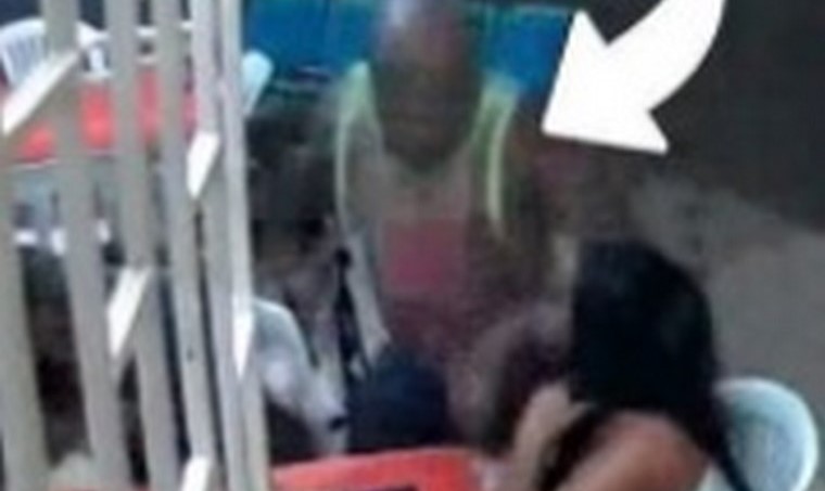 VIDEO: ¡Qué ‘animal’! Brutal golpiza de un locutor a una mujer y a un hombre porque los vio hablando en Atlántico