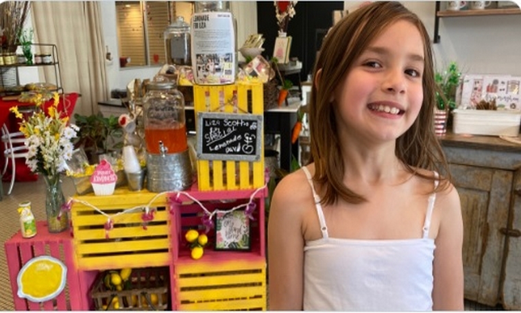 Ejemplo de superación: Niña vende limonadas para pagar sus cirugías cerebrales