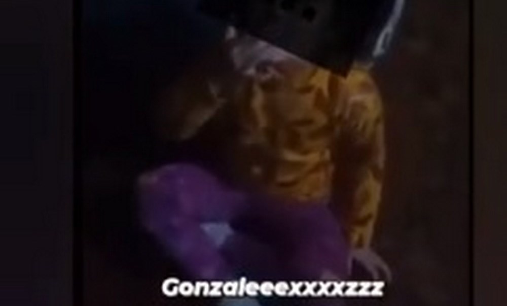 Mujer hizo que su hija fumara cigarrillo, la filmó y compartió el video en redes sociales 1 nina cigarillo
