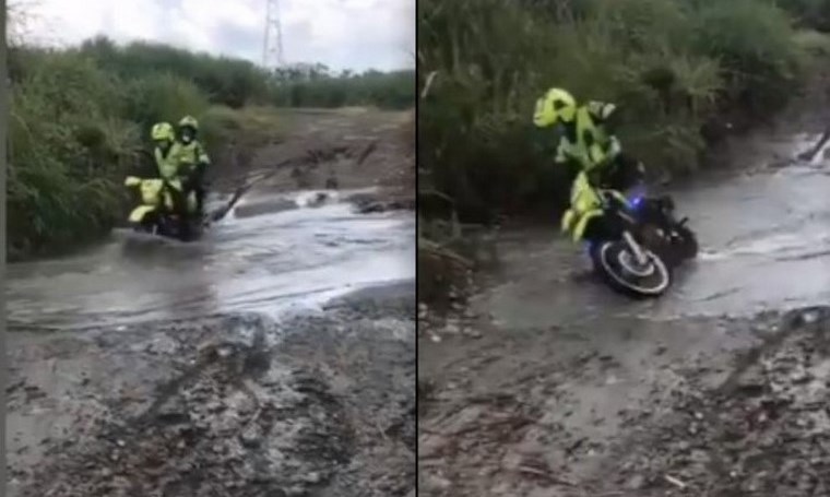 VIDEO. ¡Qué chapuzón! Caída de dos policías que intentaban cruzar una quebrada se hace viral en redes sociales