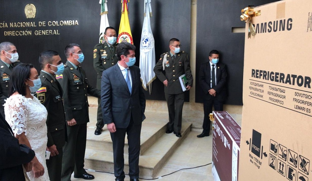 Al patrullero Carvajalino, compañero de Edwin Caro, le dieron premio por su labor 1 Al patrullero Carvajalino, compañero de Edwin Caro, le dieron premio