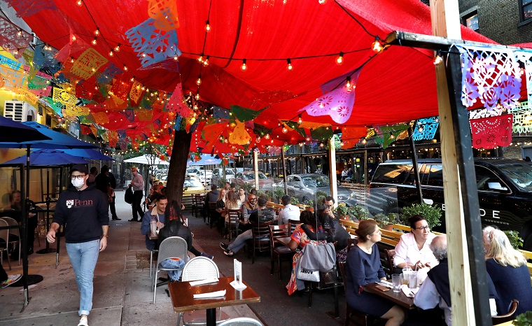 Apertura de restaurantes en EEUU tuvo que ver en repunte de casos covid, según estudio