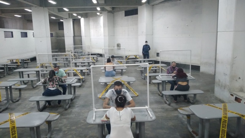 Sin contacto y por 45 minutos, así volvieron las visitas a la cárcel de Pedregal