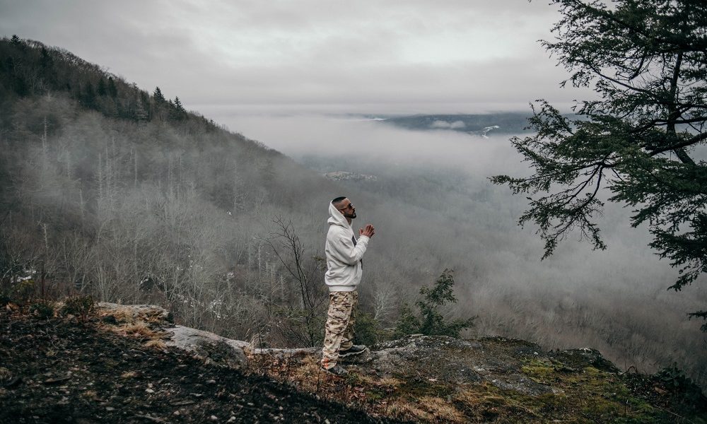 Yandel da un giro de 180 grados y cambia el reguetón por el romance en “Meditar”