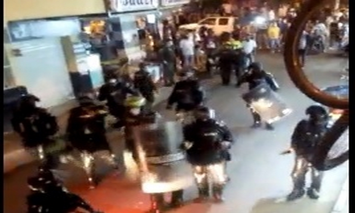 VIDEOS: Hasta el ESMAD tuvo que intervenir luego de riña entre policías y ciudadanos en Moravia 1 Moravia-ESMAD-riña