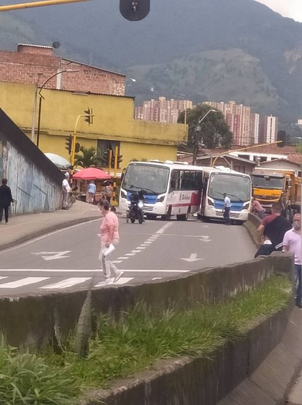 Se chocaron dos buses en glorieta de la vía a San Antonio de prado, por eso hay 'taco' 2 Accidente2