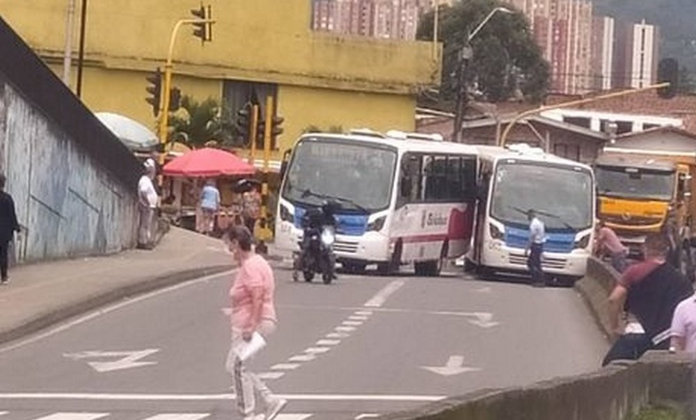Se chocaron dos buses en glorieta de la vía a San Antonio de prado, por eso hay 'taco' 1 Choque de buses en San Antonio de Prado