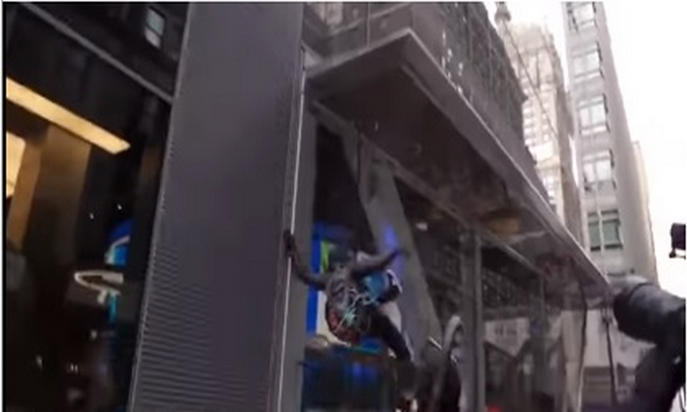 VIDEO: ¡Tremendo porrazo! Manifestante sufrió fuerte caída tras escalar el edificio contra el que protestaba 1 manifestante-caída