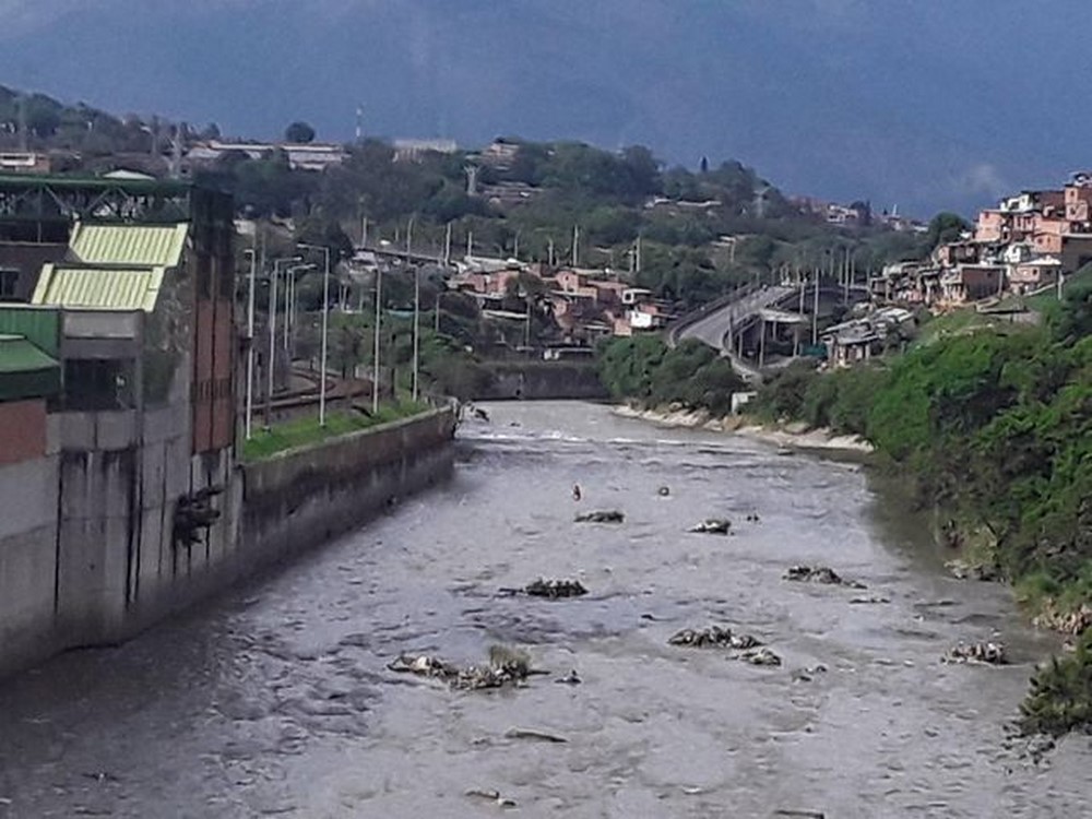 FOTOS Y VIDEOS: ¿Qué le pasó? Al parecer, un adulto mayor se tiró al río Medellín 3 rio3