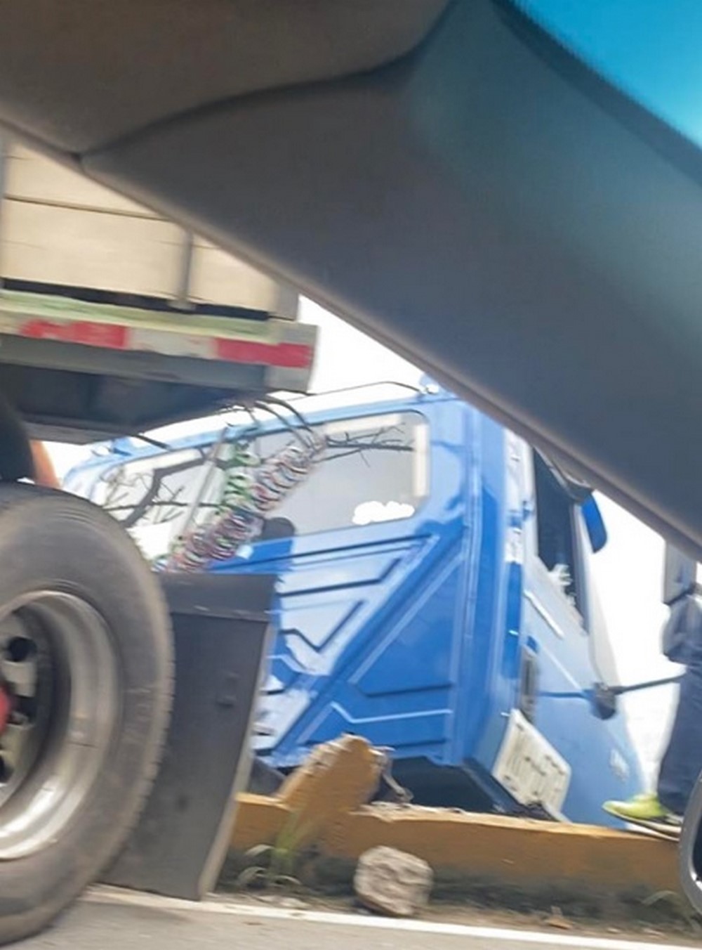FOTOS: Un camión se fue a un abismo en la vía Don Matías-Matasano y por eso hay 'taco' 3 acci2