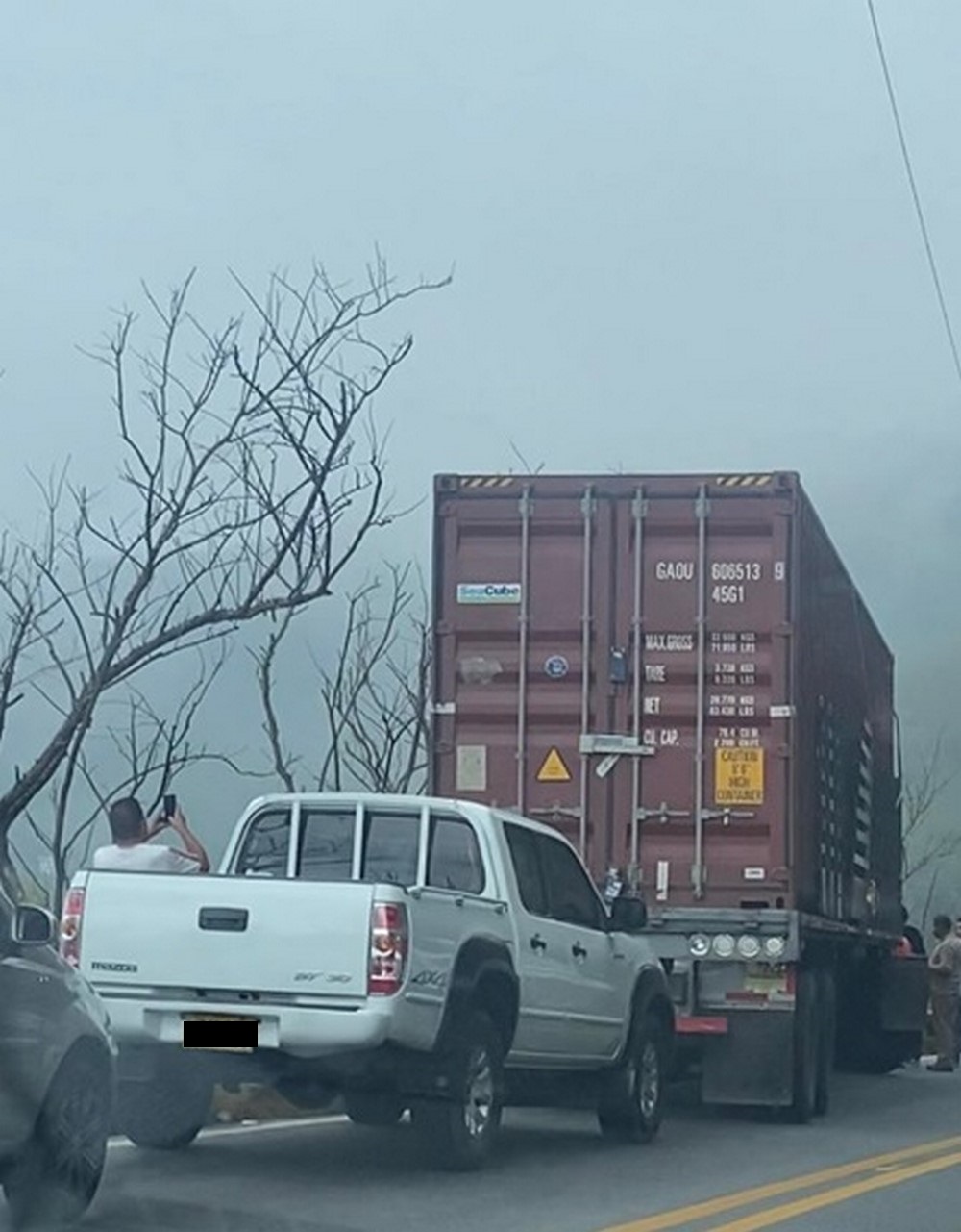 FOTOS: Un camión se fue a un abismo en la vía Don Matías-Matasano y por eso hay 'taco' 2 acci1