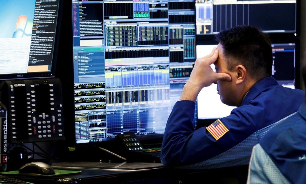 Agentes de Bolsa realizan su trabajo en el parqué de Nueva York (EE.UU.). EFE/Justin Lane/Archivo