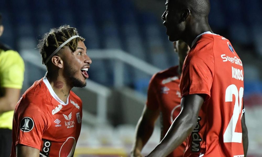 En la imagen, un registro de una actuación de los jugadores de América de Cali. EFE/Gabriel Aponte/Archivo