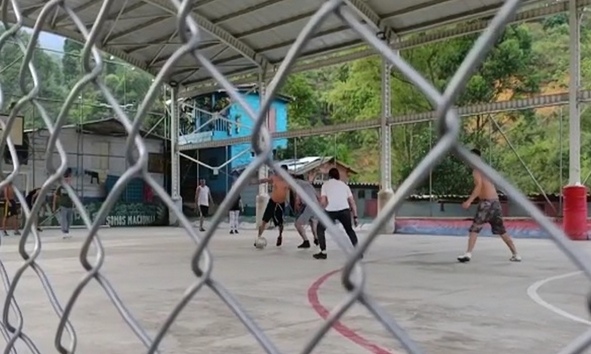 VIDEOS: Se 'parcharon' a jugar fútbol en pleno toque de queda en Caldas 1 Caldas-toque de queda- partido