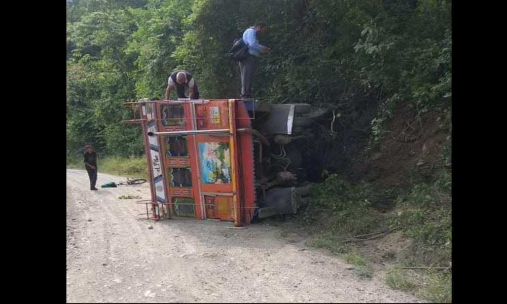 ¡Terrible! Se volcó una 'Chiva' en Liborina, hay varios heridos