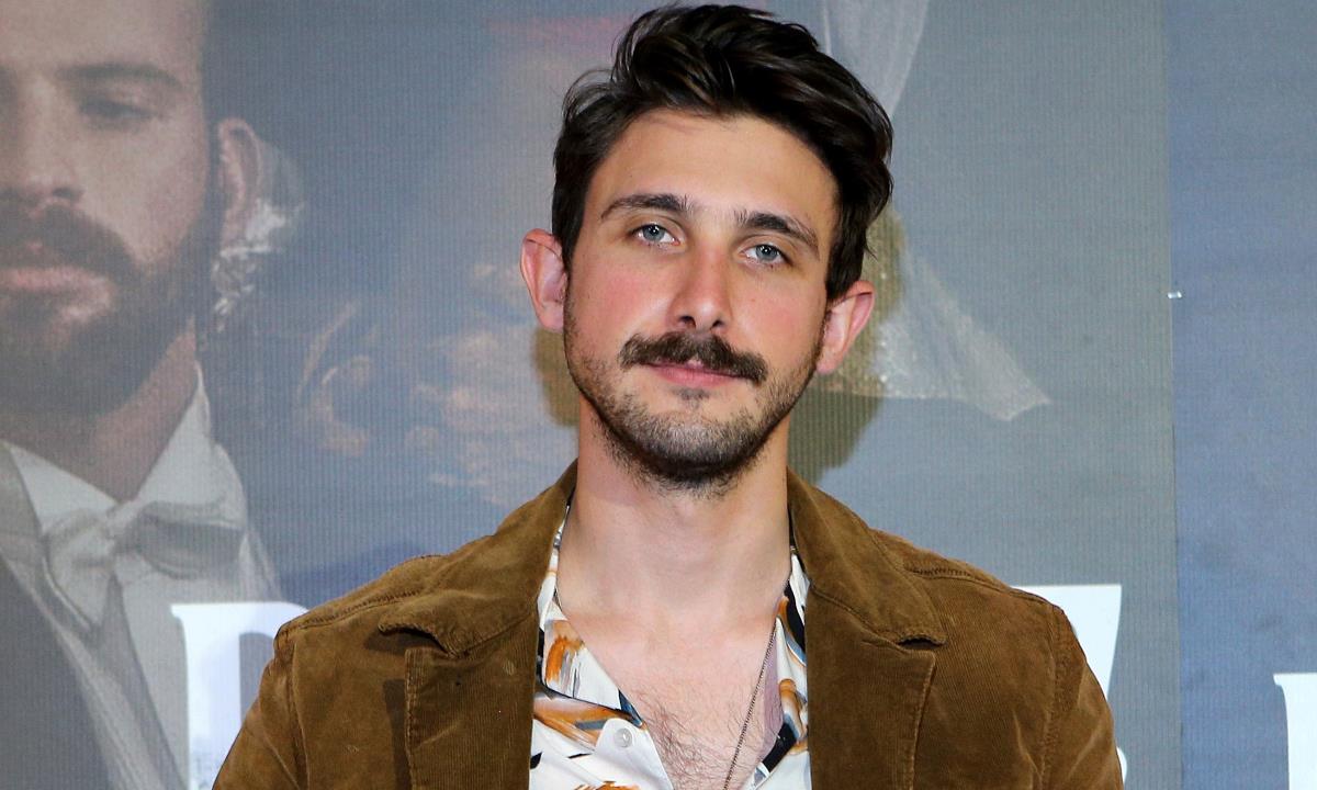 Fotografía del pasado 12 de noviembre del 2020, donde se observa al actor Emiliano Zurita, mientras posa en una alfombra roja en la Ciudad de México. EFE/Photoamc Fotografía del pasado 12 de noviembre del 2020, donde se observa al actor Emiliano Zurita, mientras posa en una alfombra roja en la Ciudad de México. EFE/Photoamc