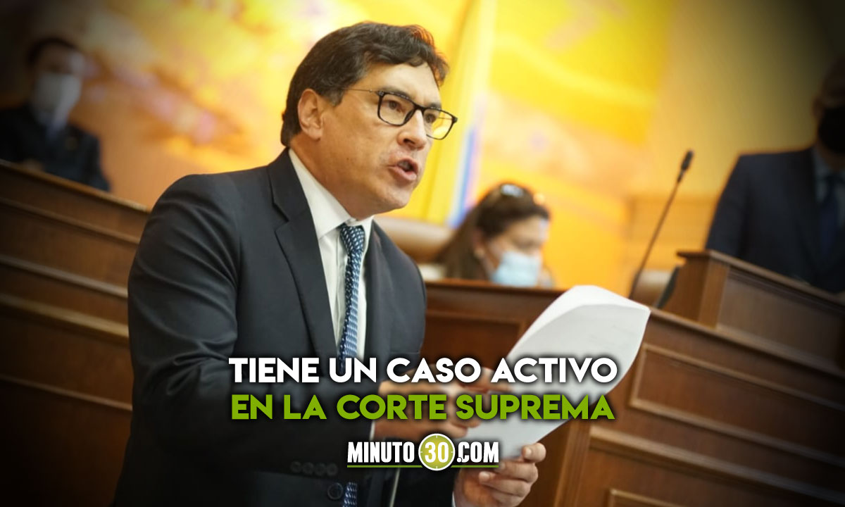 ¿Es una jugadita? Renunció a su curul de congresista Álvaro Hernán Prada 1 Álvaro Hernán Prada