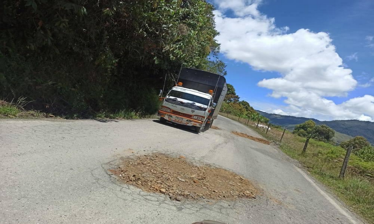Denuncia ciudadana: Reportan 'tremendos' huecos en la vía Sonsón-La Unión 1 Huecos