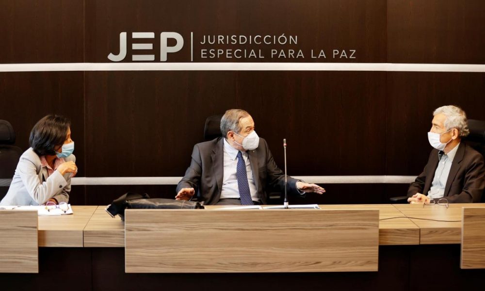 La directora de la Unidad de Búsqueda de Personas dadas por Desaparecidas (UBPD), Luz Marina Monzón (i), el presidente de la Jurisdicción Especial para la Paz (JEP), el magistrado Eduardo Cifuentes (c), y el presidente de la Comisión de la Verdad, Francisco de Roux, hablan durante la presentación de un informe sobre asesinatos de líderes sociales y exguerrilleros de las FARC, hoy, ante la Defensoría del Pueblo en la sede de la JEP, en Bogotá (Colombia). EFE/Mauricio Dueñas Castañeda