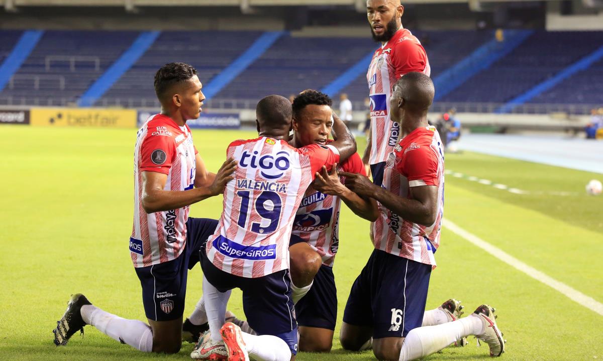 John Pajoy (c), del Junior de Colombia, fue registrado este jueves al celebrar, con varios compañeros, un gol que le anotó al Bolívar de Bolivia, durante el partido de vuelta de esta llave de la Fase 3 de la Copa Libertadores, en el estadio Metropolitano de Barranquilla (Colombia). EFE/Ricardo Maldonado