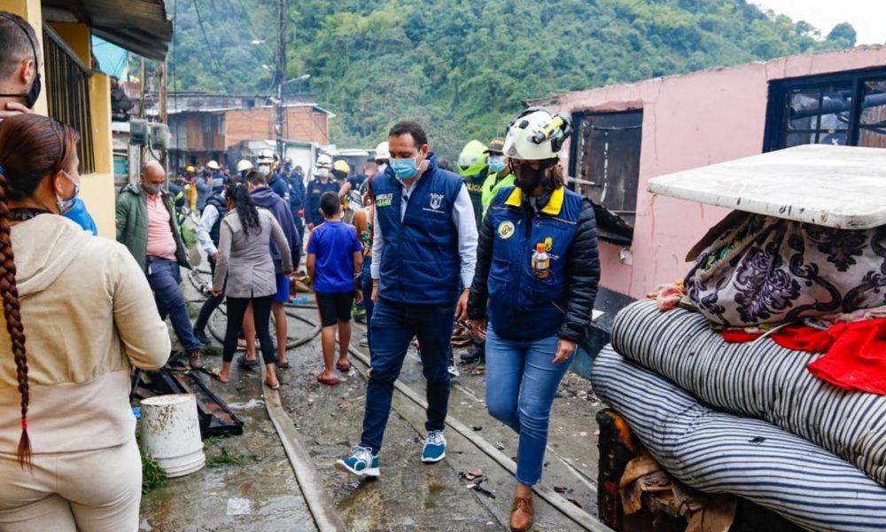 Alcalde de Manizales atiende a damnificados por incendio