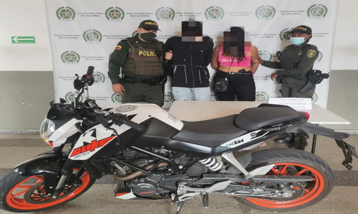 ¿Qué tal estos? A esta 'parejita' los pillaron en una moto robada por El Bosque 1 ¿Qué tal estos? A esta 'parejita' los pillaron en una moto robada por El Bosque