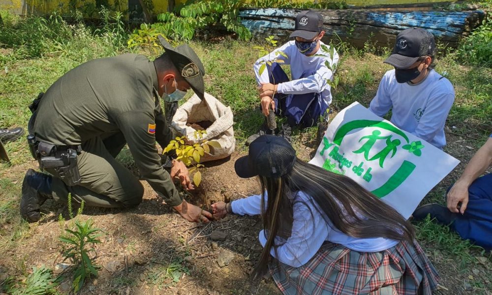La Policía y 90 estudiantes de Medellín integran el grupo ambiental "Amigos de la Naturaleza"