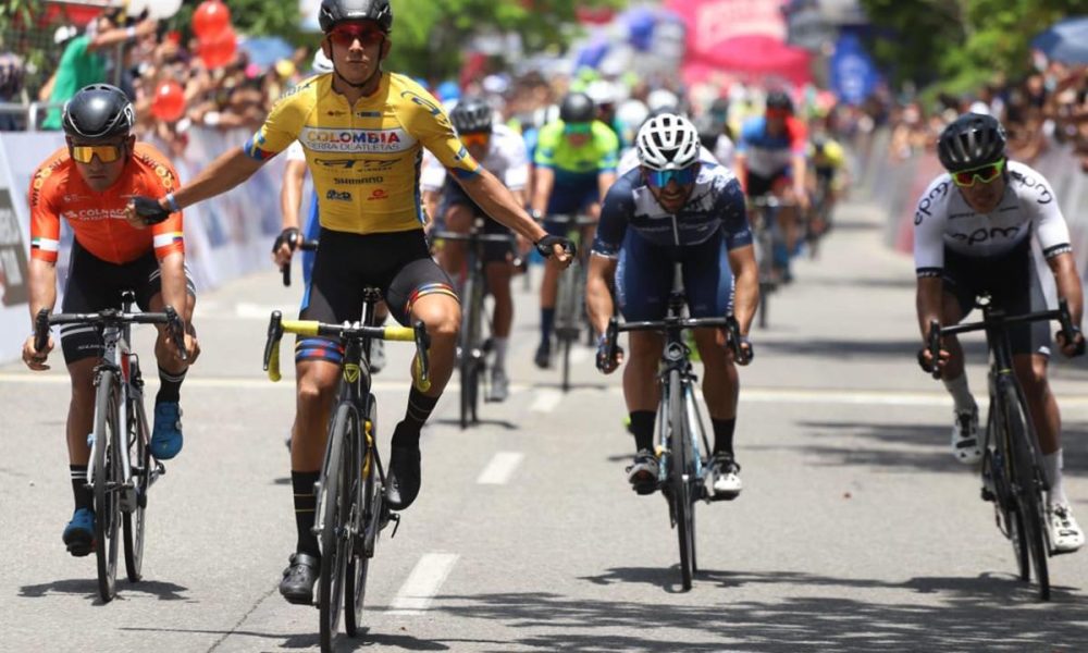 Fotografía cedida por la Federación Colombiana de Ciclismo que muestra al ciclista colombiano Nelson Soto del equipo Colombia Tierra de Atletas mientras gana la segunda etapa de la Vuelta a Colombia 2021 que tuvo su llegada en el municipio de Yopal (Colombia). EFE/ Federación Colombiana de Ciclismo